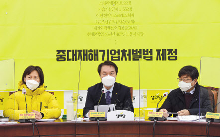 더불어민주당 김태년 원내대표가 17일 국회에서 열린 정책조정회의에서 발언하고 있다(위부터). 국민의힘 김종인 비상대책위원장이 이날 국회에서 열린 비상대책위원회의에서 발언하고 있다. 정의당 김종철 대표가 이날 국회에서 열린 상무위원회에서 발언하고 있다. 이상섭 기자