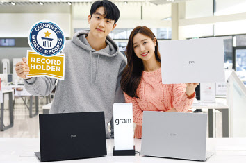 LG전자가 2021년형 ‘LG 그램’을 국내 시장에 출시한다고 17일 밝혔다. 16인치 모델인 ‘LG 그램 16’을 새롭게 선보였다. 사진은 모델들이 ‘LG 그램 16’을 소개하는 모습. [LG전자 제공]