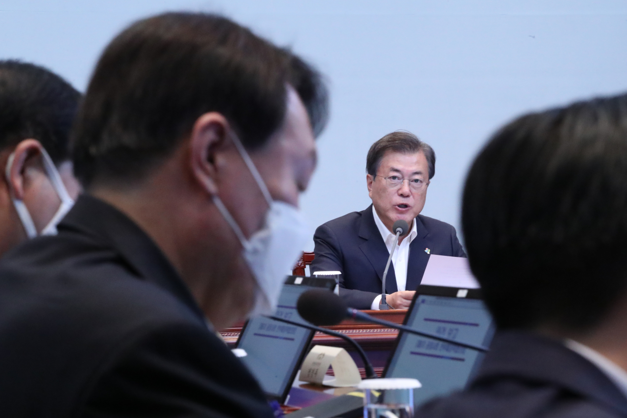 President Moon Jae-in (right) speaks during a anti-corruption policy meeting in June, which Prosecutor General Yoon Seok-yeul (left) participated. (Yonhap)