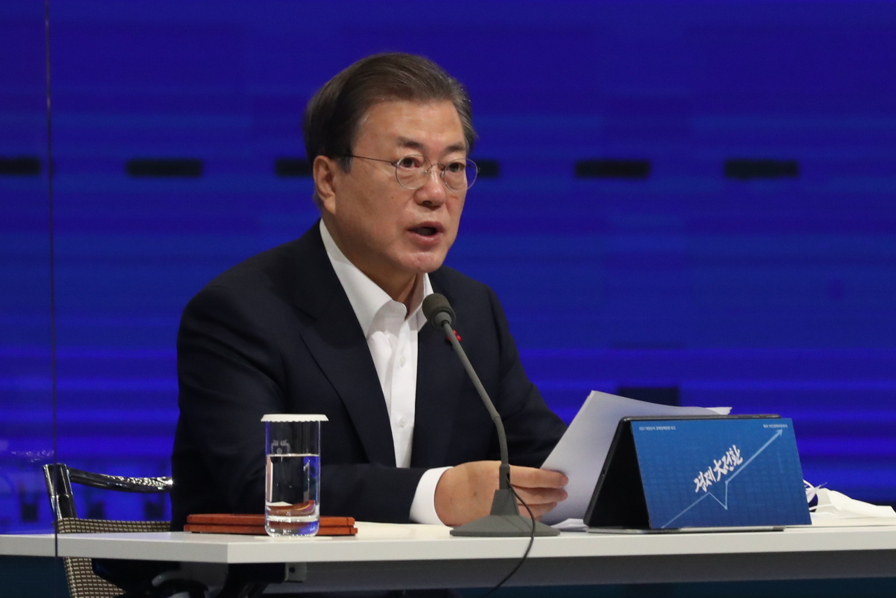 문재인 대통령이 17일 서울 중구 대한상공회의소에서 열린 '2021년 경제정책방향 보고' 확대 국민경제자문회의를 주재하고 있다. 연합뉴스