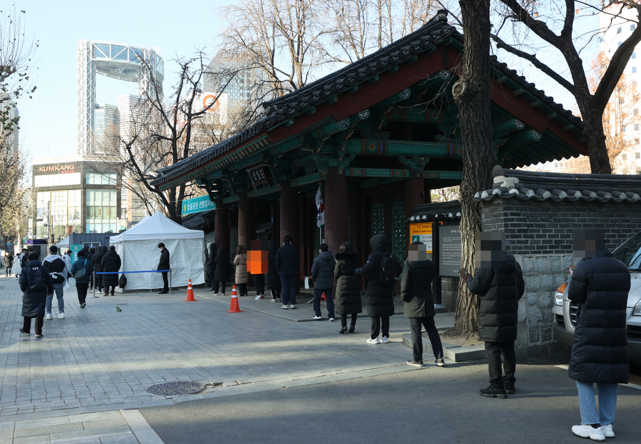 17일 서울 종로구 탑골공원 앞에 마련된 컨테이너 임시 선별검사소를 찾은 시민들이 신종 코로나바이러스 감염증(코로나19) 검체 채취 순서를 기다리고 있다. [연합]