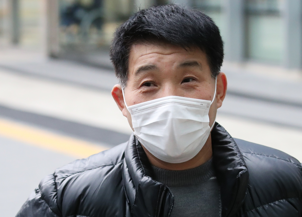 지난달 19일 오후 경기도 수원시 영통구 수원지방법원에서 열리는 이춘재 연쇄살인 8차 사건 재심 결심 공판에 재심 청구인 윤성여 씨가 출석하며 취재진 질문에 답하고 있다. [연합]