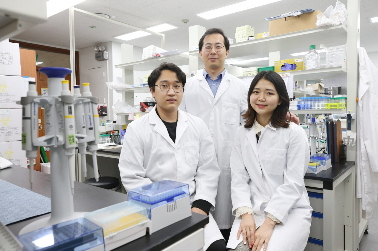 왼쪽부터 서영준 KAIST 신소재공학과 박사과정생, 장재범 교수, 조예린 학사과정.[KAIST 제공]