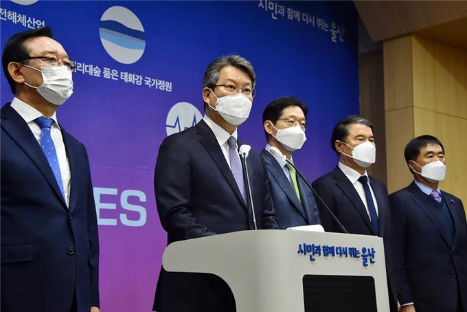 ‘가덕신공항 지지 부울경 시도지사 및 상의회장 합동 기자회견’ 모습 [부산시 제공]