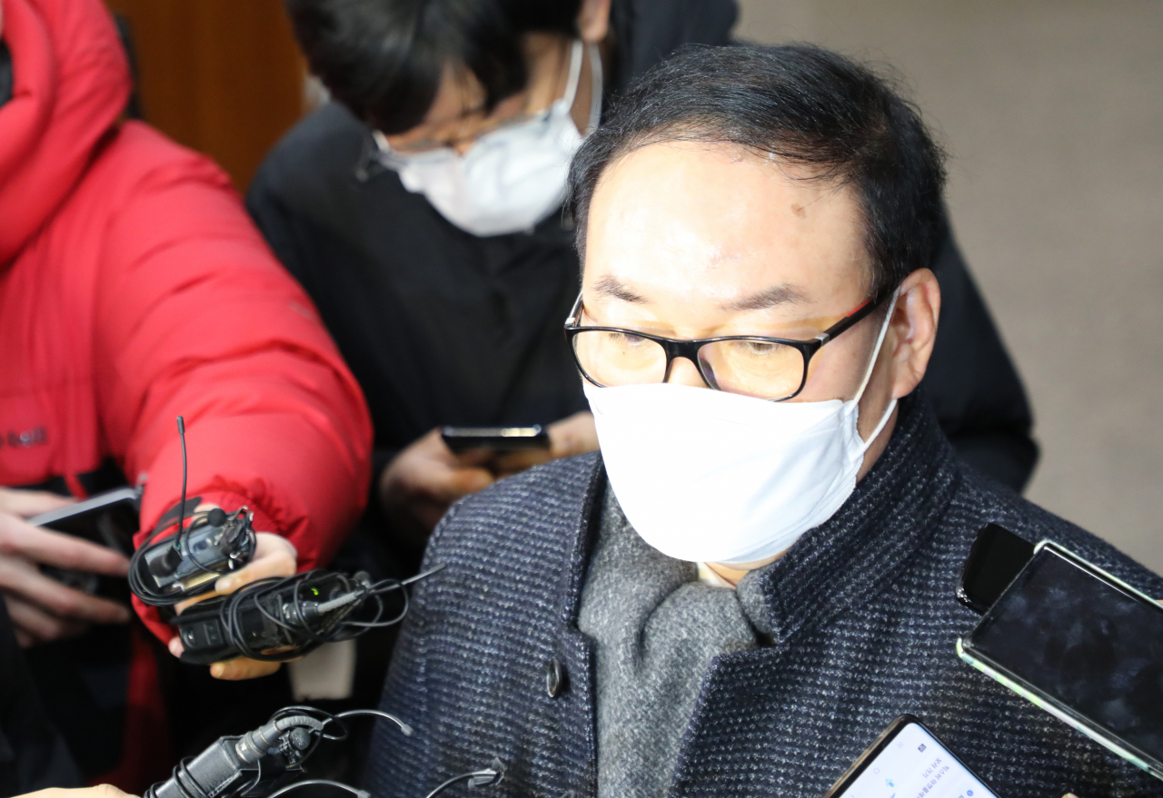 16일 새벽 윤석열 검찰총장 검사징계위원회 2차 심의를 마친 정한중 징계위원장 직무대리가 법무부 청사에서 기자들의 질문에 답하고 있다. 법무부 검사징계위원회는 윤석열 검찰총장의 징계 혐의를 인정하고 정직 2개월 처분을 내렸다. [연합]
