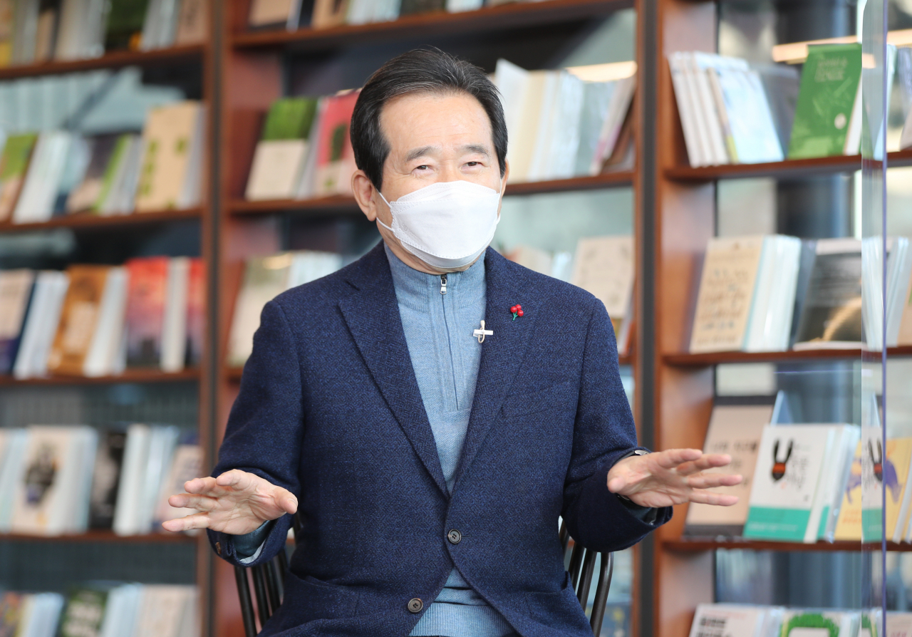 정세균 국무총리가 17일 서울시 종로구 인왕산 초소 책방에 열린 제29차 목요대화에서 발언하고 있다. [연합]
