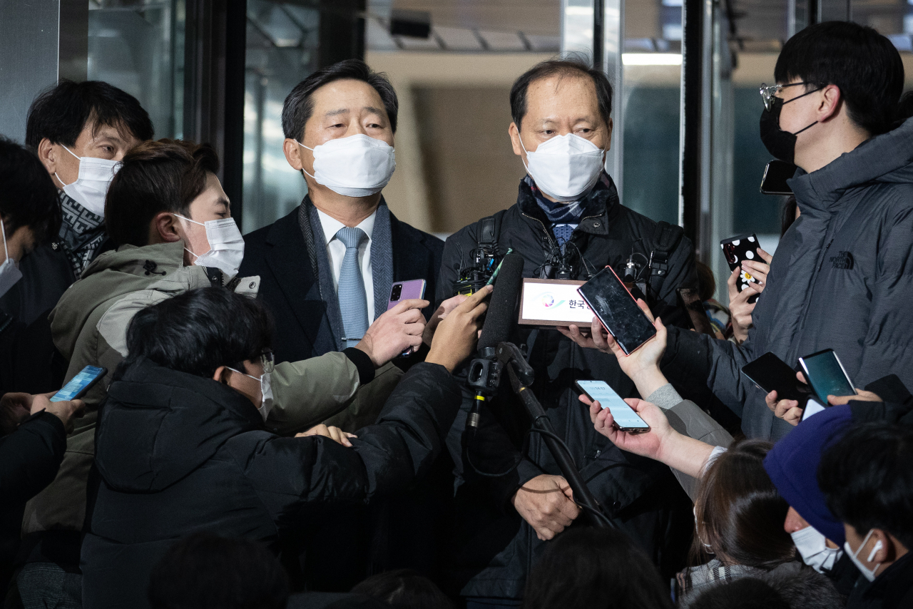 윤석열 검찰총장 측 특별변호인 손경식(왼쪽부터)·이석웅·이완규 변호사가 15일 정부과천청사 법무부에서 열린 윤 총장에 대한 검사징계위원회 2차 심의를 마친 후 건물을 나서며 취재진 질문에 답하고 있다. [연합]