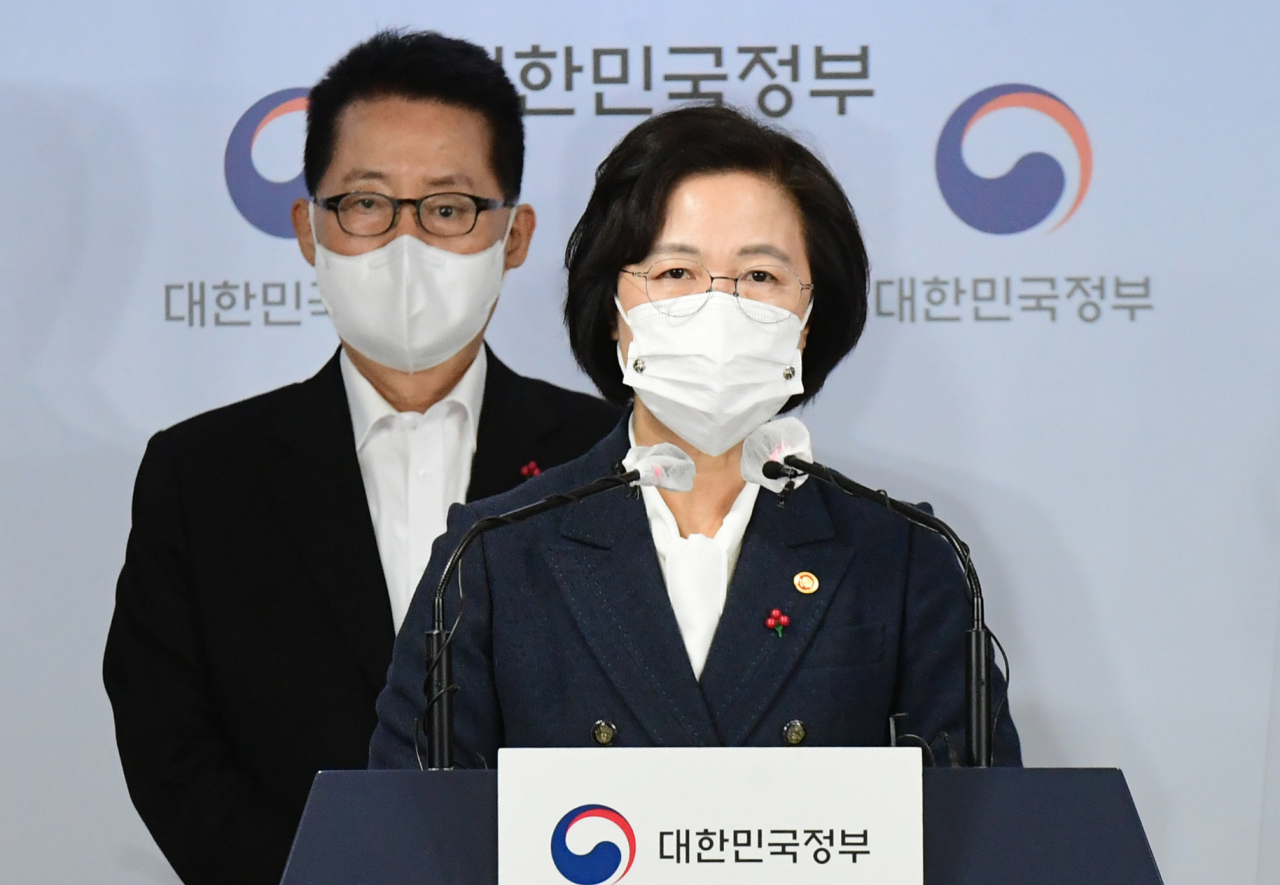 추미애 법무부 장관이 16일 서울 종로구 정부서울청사 합동브리핑실에서 권력기관 개혁 관련 언론 브리핑을 하고 있다. [연합]