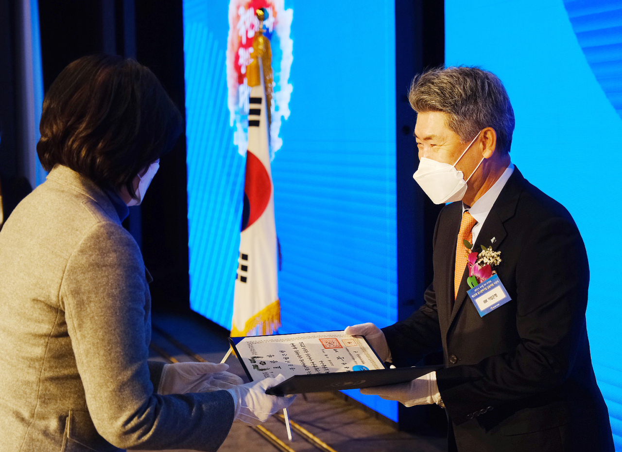 17일 서울 여의도 중소기업중앙회에서 열린 ‘제25회 중소벤처기업 금융지원상’ 시상식에서 윤종원 IBK기업은행장(오른쪽)이 대통령 표창을 수상하는 모습.