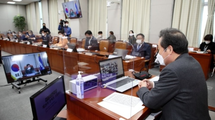 이낙연 더불어민주당 대표가 17일 오후 서울 여의도 국회에서 열린 온택트 정책의원총회에서 발언하고 있다.[연합]
