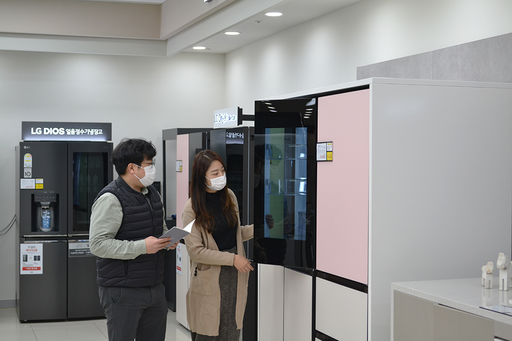 전자랜드 매장에서 고객들이 프리미엄급 냉장고 제품을 살펴보고 있다. [사진제공=전자랜드]
