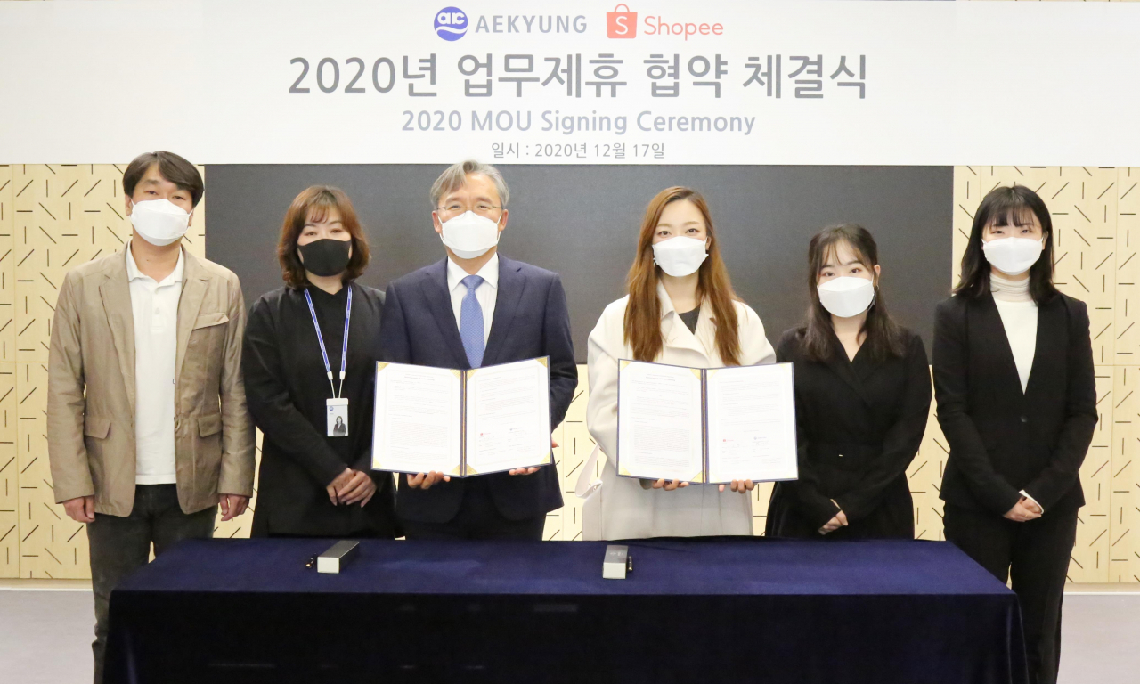 애경산업이 동남아시아 최대 온라인 커머스 플랫폼인 ‘쇼피(Shopee)’와 파트너십 구축을 위한 업무협약(MOU)을 체결했다. 업무협약식에서 애경산업 임재영 대표이사(왼쪽), 쇼피코리아 권윤아 지사장(오른쪽)이 참석해 기념촬영을 하고 있다. [사진제공=애경산업]