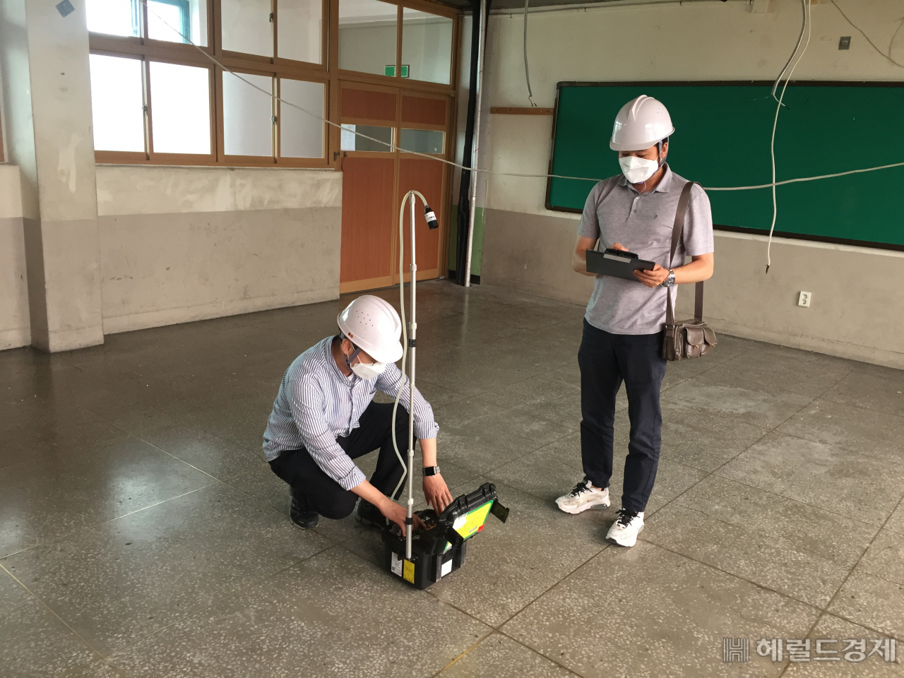 공기 중 석면 농도를 보기 위해 시료를 채취하고 있는 모습. [서울시 제공]