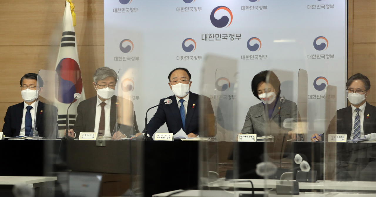 홍남기 경제부총리 겸 기획재정부 장관이 17일 정부서울청사에서 열린 '2021년 경제정책방향' 합동 브리핑에서 발언하고 있다. 왼쪽부터 은성수 금융위원장, 이재갑 고용노동부 장관, 홍남기 부총리, 박영선 중소벤처기업부 장관, 박진규 산업통상자원부 차관. 연합뉴스