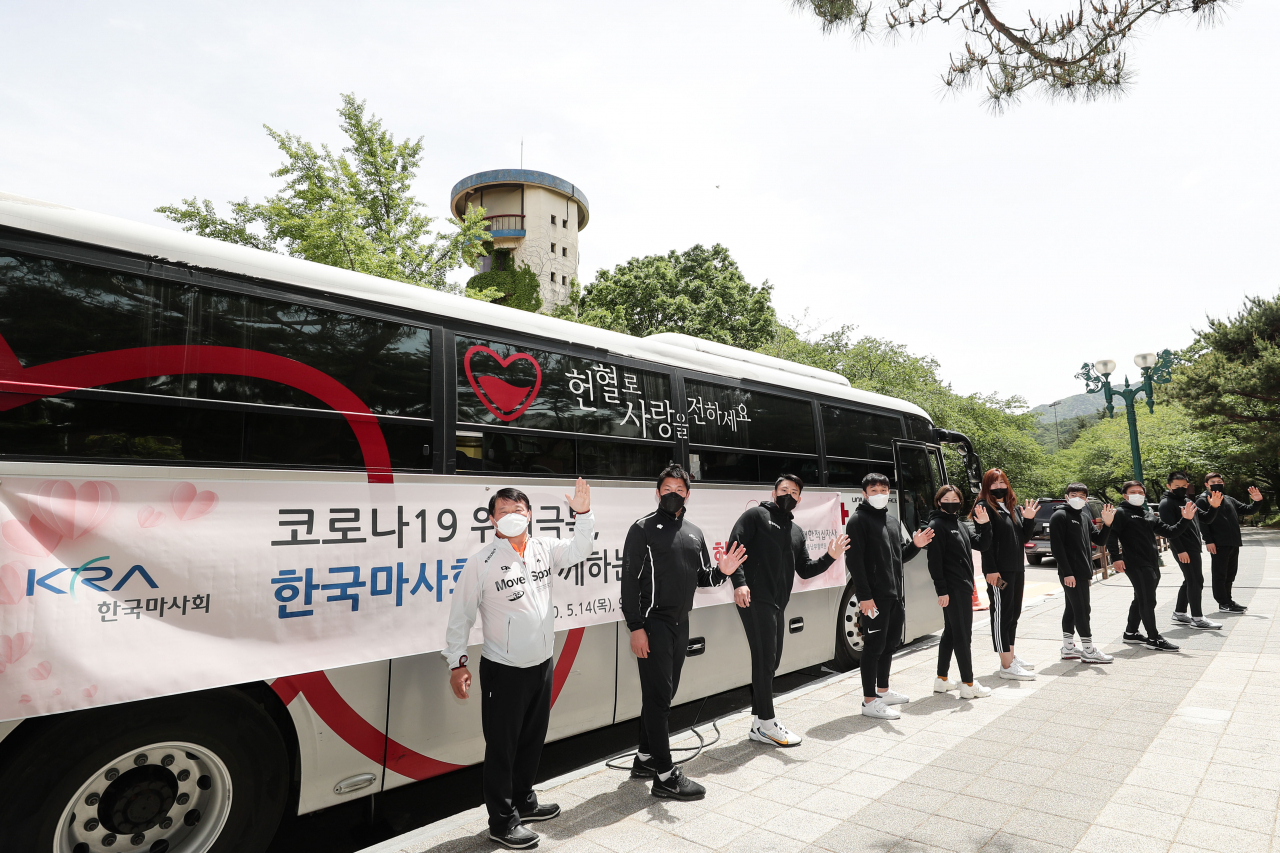 연말 사회공헌활동_헌혈에 참가하는 한국마사회 임직원및 스포츠단선수들
