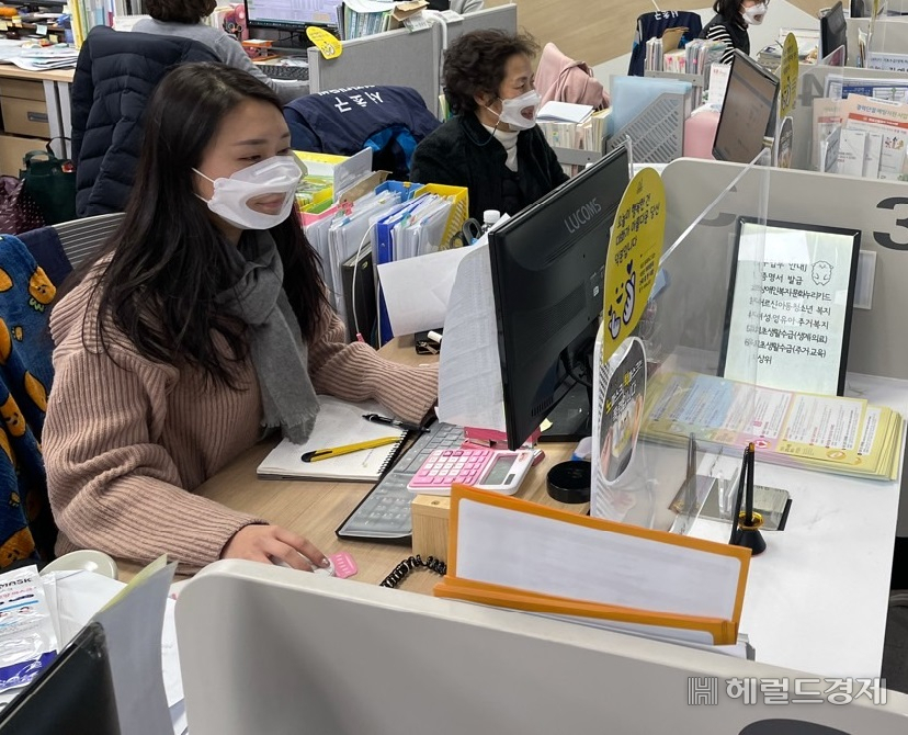 서초구 민원실 공무원이 청각장애인과 난청인을 응대하기 위해 투명 마스크를 착용하고 있다. [서초구 제공]