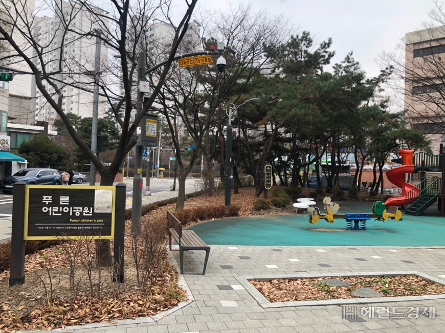 공원 안 CCTV에서 사회적 거리두기, 흡연 금지 등을 자동 안내한다. [양천구 제공]