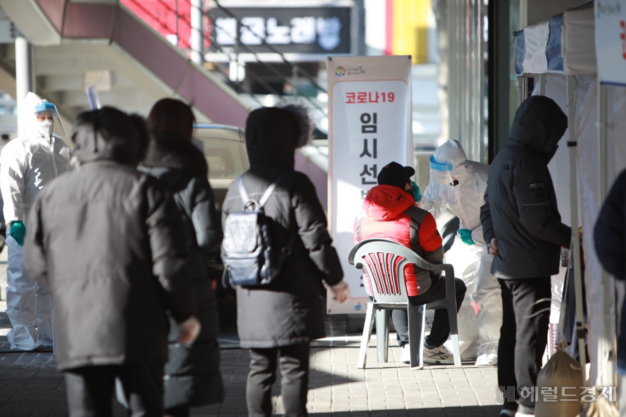 곰달래문화복지센터 주차장에 설치된 임시선별검사소에서 시민들이 코로나 19 검사를 받기 위해 기다리고 있다. [강서구 제공]