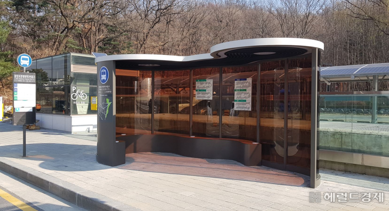 중앙보훈병원역 3번 출구에 설치된 일자산 등고선을 딴 디자인 버스승차대. [강동구 제공]