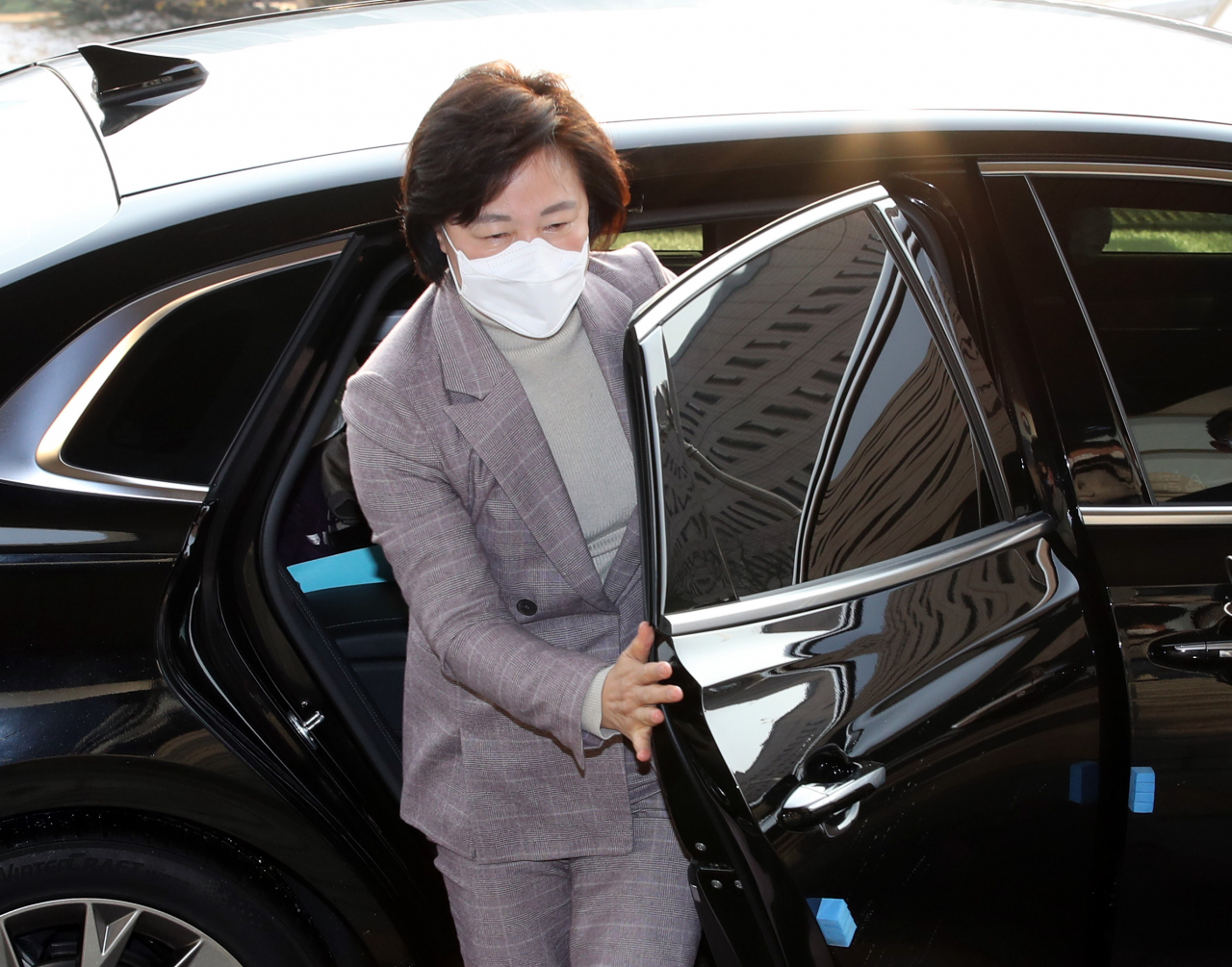 추미애 법무부 장관이 18일 오전 경기도 정부과천청사 법무부로 출근하고 있다. [연합]