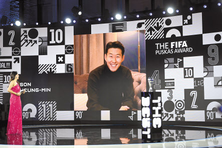손흥민이 18일(한국시간) 스위스 취리히 FIFA본부에서 열린 ‘2020 더 베스트 FIFA 풋볼 어워즈’에서 푸스카스상을 수상한 뒤 화상 인터뷰를 통해 수상소감을 말하고 있다. [로이터]