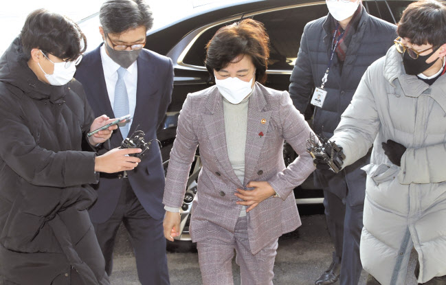 윤석열 검찰총장 징계 후 사의를 표명하고 하루 연가를 냈던 추미애 법무부장관이 18일 오전 경기도 정부과천청사 법무부로 출근하고 있다. [연합]