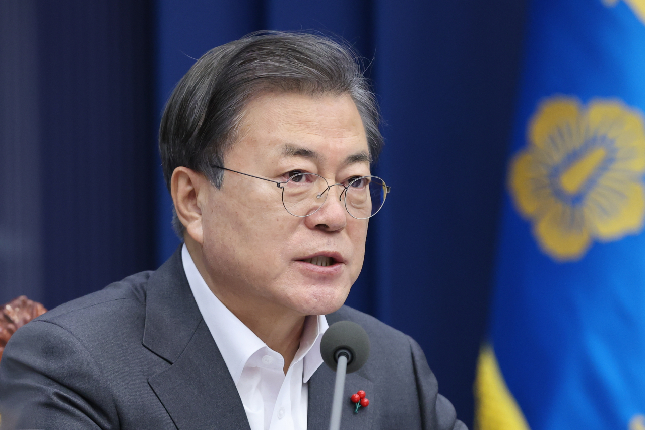 문재인 대통령이 15일 오전 청와대에서 영상 국무회의를 주재하고 있다. [연합]