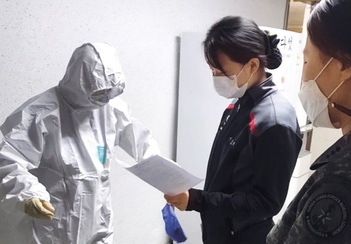국군간호사관학교가 코로나19 추가 확산을 차단하기 위한 범정부적 대응 지원대책에 따라 간호사관생도를 생활치료센터로 지원한다고 18일 밝혔다. 사진은 간호사관생도가 개인보호구를 착용하는 모습. [국방부 제공]