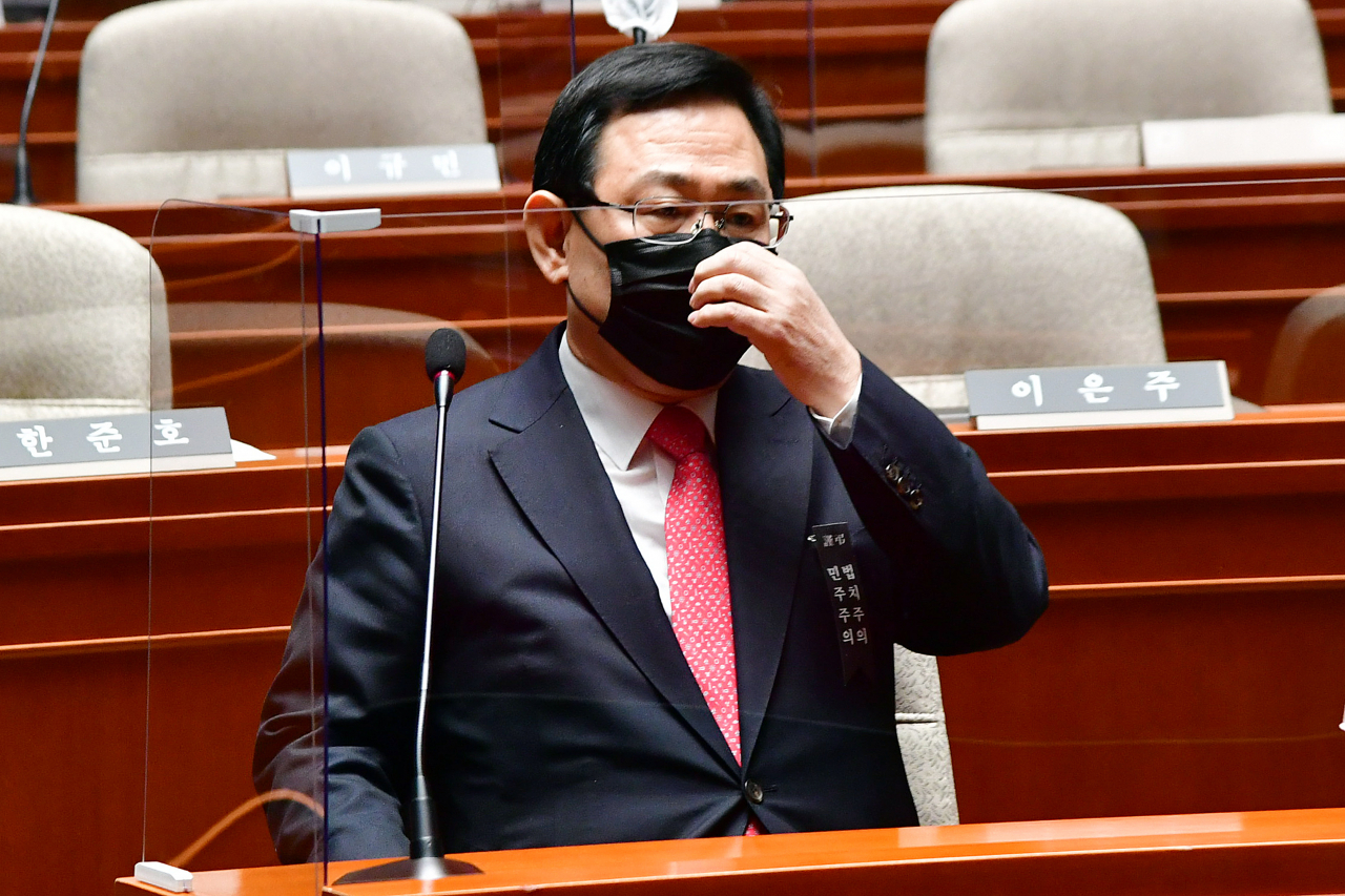 주호영 국민의힘원내대표가 18일 국회에서 열린 의원총회에서 마스크를 만지고 있다. 주 원내대표는 이날 사퇴 의사를 밝혔다. [연합]