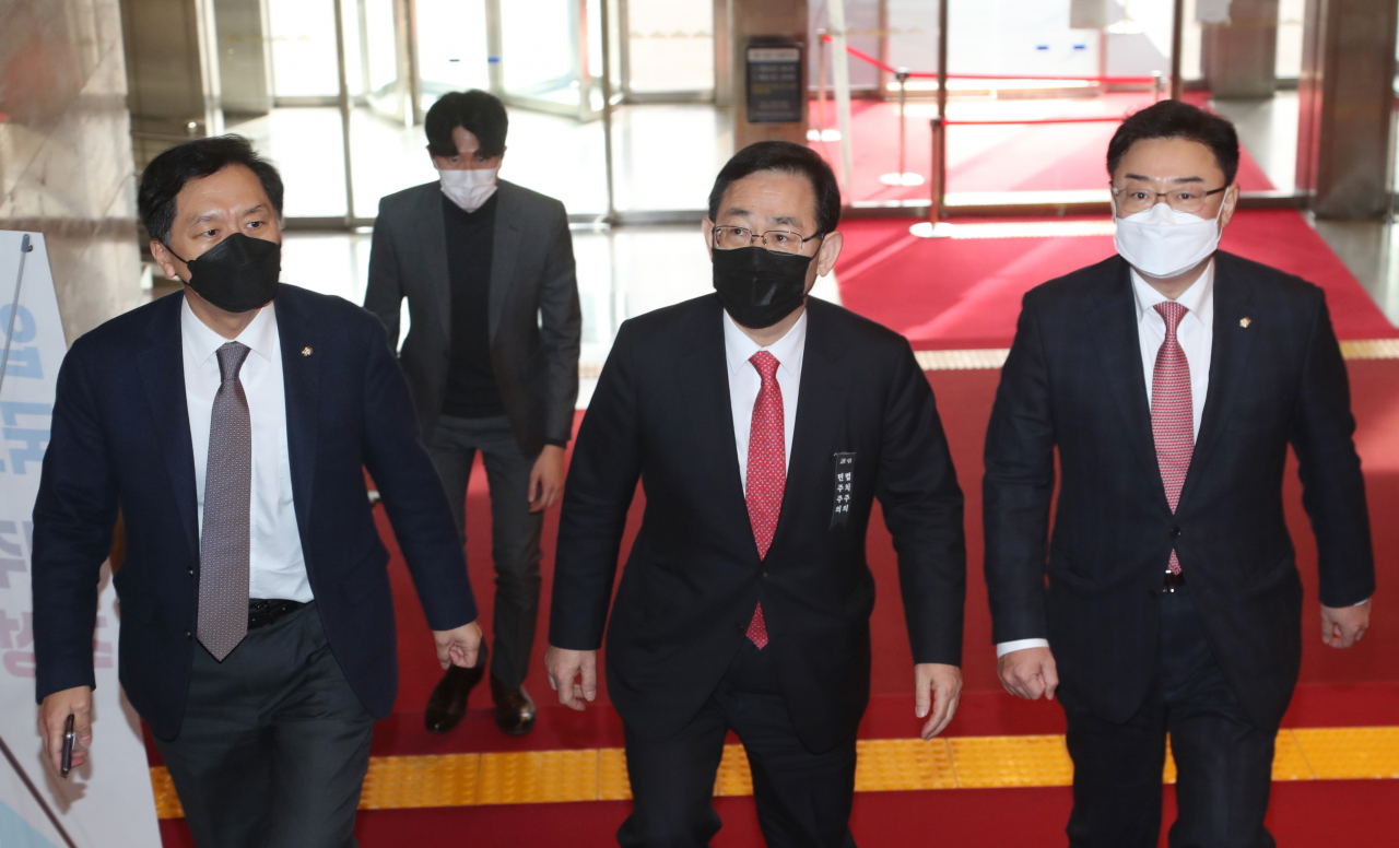 원내대표 사퇴 의사를 밝힌 주호영 국민의힘 원내대표가 18일 국회에서 열린 의원총회에서 의원들의 재신임을 받은 뒤 다시 의원총회장으로 향하고 있다. 왼쪽부터 김기현 의원, 주 원내대표, 김성원 원내수석부대표. [이상섭 기자/babtong@heraldcorp.com]