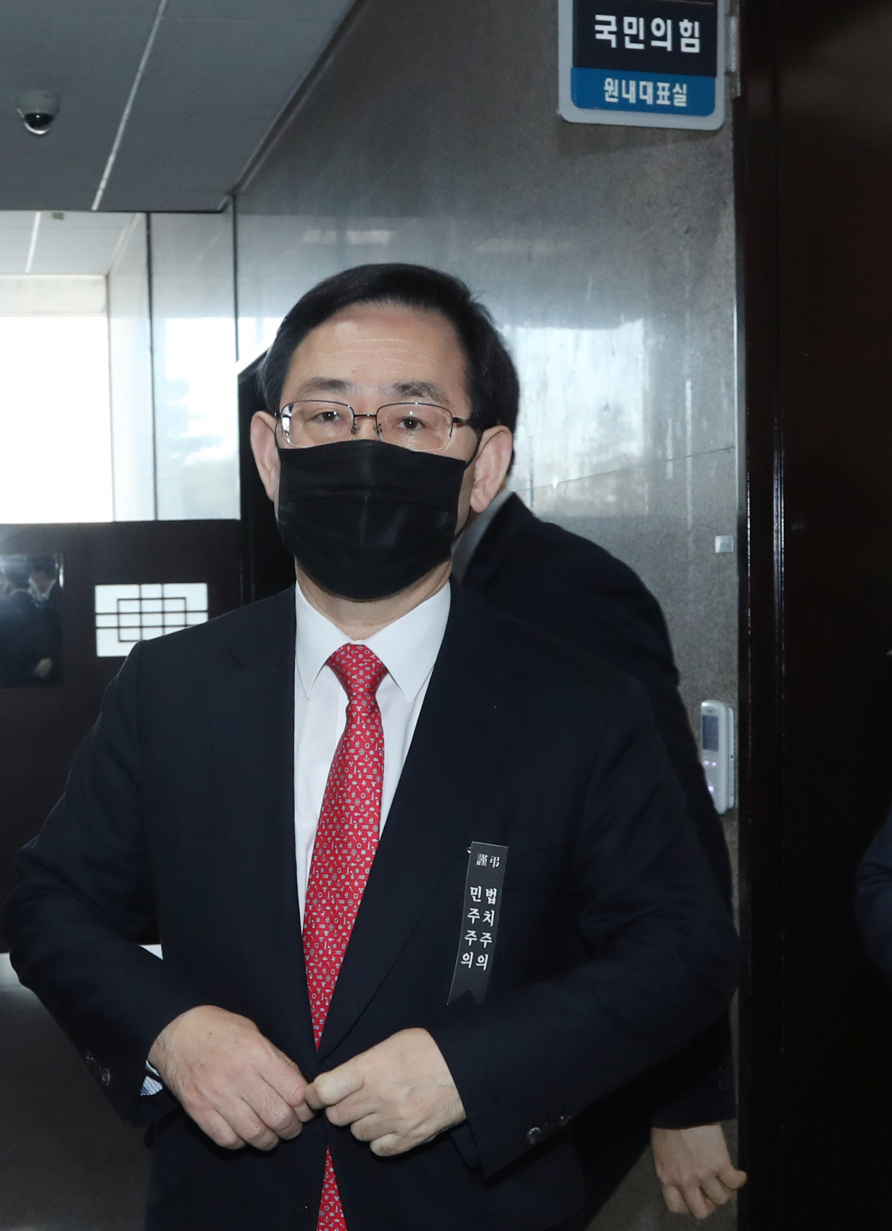 원내대표 사퇴 의사를 밝힌 주호영 국민의힘 원내대표가 18일 국회에서 열린 의원총회에서 의원들의 재신임을 받은 뒤 대기중인 원내대표실에서 나와 의원총회장으로 향하고 있다. [이상섭 기자/babtong@heraldcorp.com]