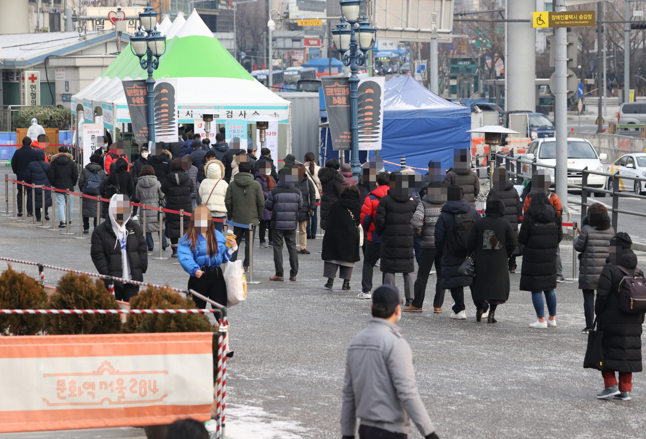 17일 오전 서울역 광장에 설치된 중구 임시 선별검사소에서 시민들이 신종 코로나바이러스 감염증 검사를 받기 위해 차례를 기다리고 있다. 중앙방역대책본부는 18일 0시 기준으로 코로나19 신규 확진자가 1062명 늘어 누적 4만7515명이라고 밝혔다. 연합뉴스
