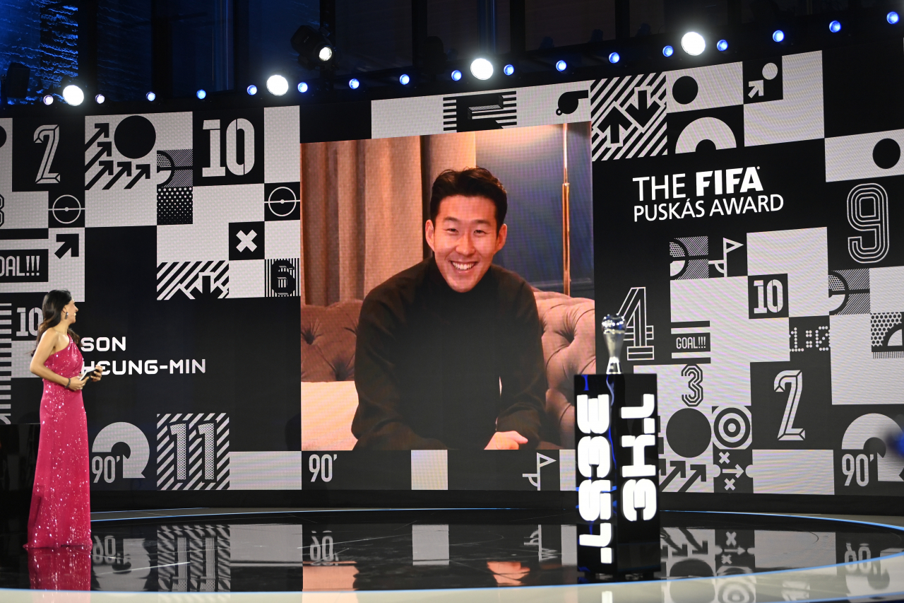 손흥민이 18일(한국시간) 스위스 취리히 FIFA본부에서 열린 ‘2020 더 베스트 FIFA 풋볼 어워즈’에서 푸스카스상을 수상한 뒤 화상 인터뷰를 통해 수상소감을 말하고 있다. [로이터]