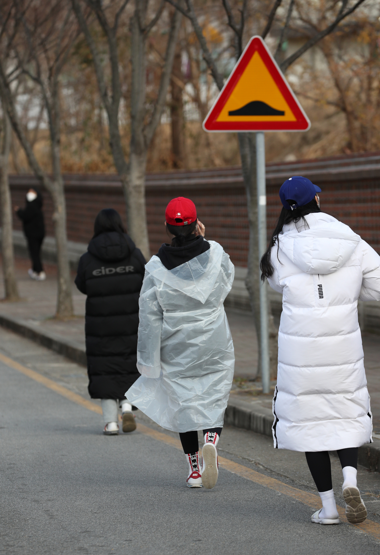 지난 10일 오후 광주 광산구 한 고등학교 학생들이 학교에 설치된 선별진료소에서 신종 코로나바이러스 감염증(코로나19) 검사를 받은 뒤 귀가하고 있다. [연합]
