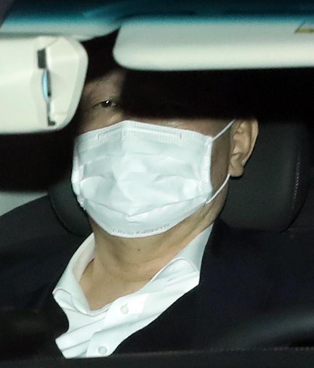 법무부 검사징계위원회에서 정직 2개월 처분을 받은 윤석열 검찰총장이 지난 16일 오후 서울 서초구 대검찰청을 나서고 있다. [연합]