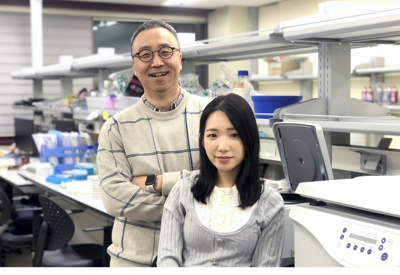 신근유(왼쪽) 포스텍 생명과학과 교수 연구팀.[포스텍 제공]