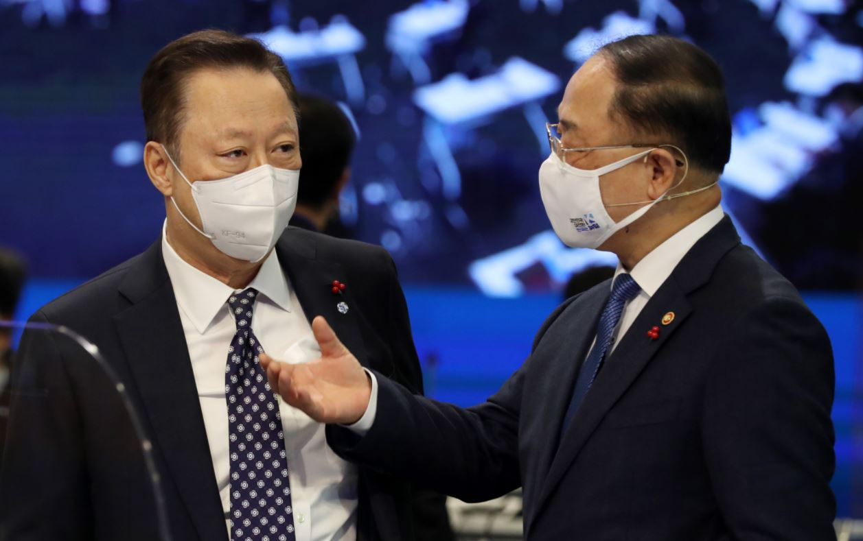 지난 17일 서울 대한상공회의소에서 열린 확대국민경제자문회의에서 홍남기 경제부총리 겸 기획재정부 장관(사진 오른쪽)과 박용만 대한상의 회장이 대화하고 있다. [연합뉴스]