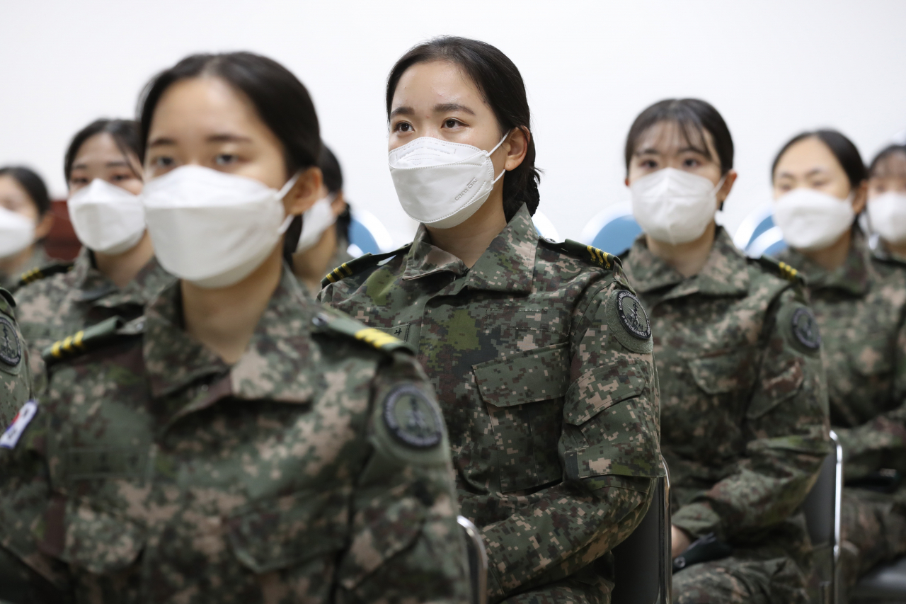 지난 18일 충남지역 생활치료센터에서 코로나19 추가 확산을 차단하기 위한 범정부적 대응 지원대책에 따라 투입된 국군간호사관학교 3학년 생도들이 감염관리 교육을 받고 있다. [연합]