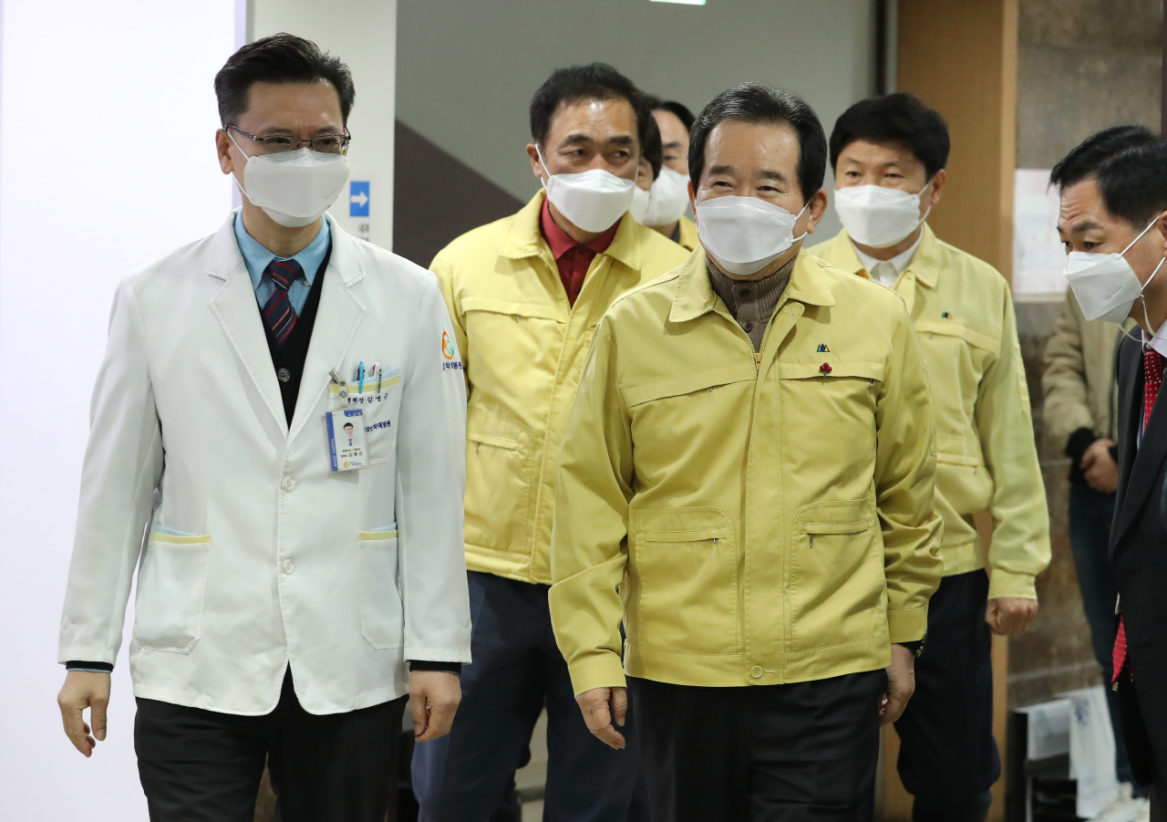 정세균 국무총리가 코로나19 병상 현장점검으로 19일 오전 경기도 평택시에 있는 박애병원을 찾아 병원 관계자로부터 설명을 들으며 이동하고 있다. [연합]