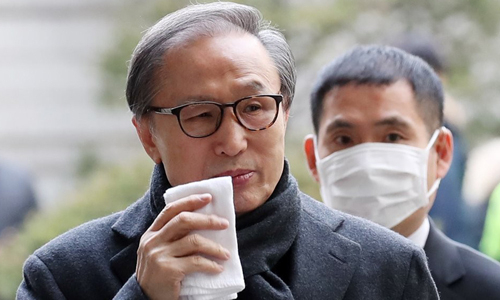 지난 2월19일 서울 서초구 서울고법에서 열린 항소심 선고공판에 출석하는 이명박 전 대통령. [연합]