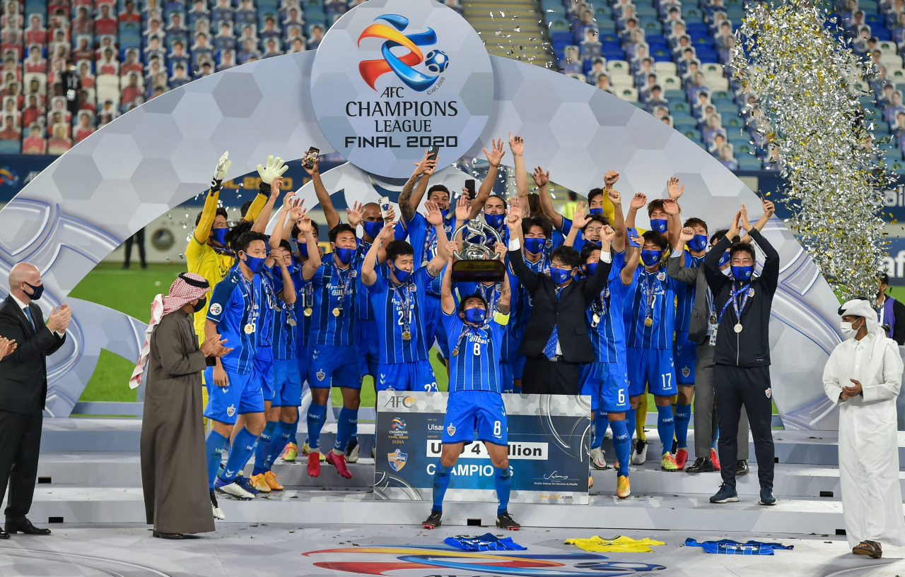 울산 현대 선수들이 아시아축구연맹 챔피언스리그 정상에 오른 뒤 시상식에서 트로피를 들어올리며 기뻐하고 있다. [신화]