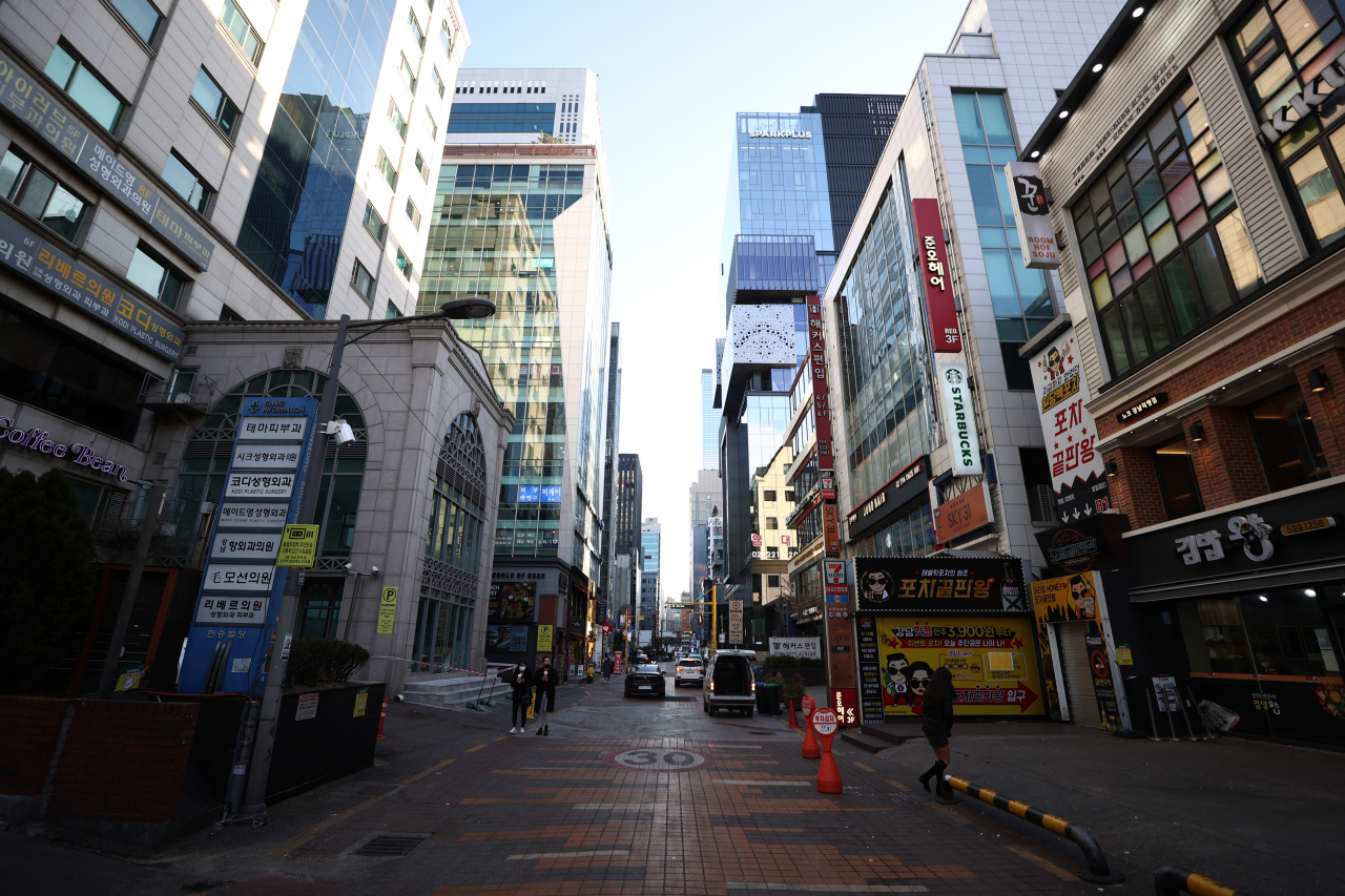 신종 코로나바이러스 감염증(코로나19) 확산세가 계속되고 있는 가운데 지난 19일 오후 주말 낮 시간대임에도 불구하고 강남역 인근 번화가가 한산하다. [연합]