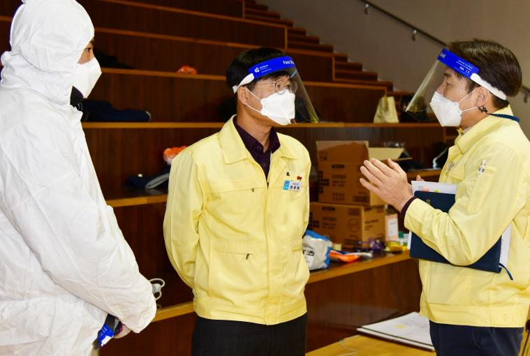 거제시가 신종 코로나바이러스 감염증(코로나19)의 지역 감염 확산 고리를 끊고자 경남 시·군 중 처음으로 사회적 거리두기를 21일 0시부터 2.5 단계로 격상한다고 20일 밝혔다. 10일 거제시의 한 대형 조선소 선별진료소를 방문한 변광용 거제시장(가운데). [거제시 제공·연합]