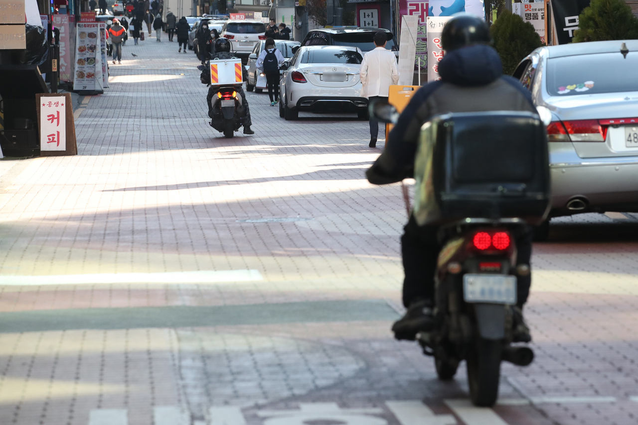 코로나19 확진자 급증과 한파로 인해 서울 강남구 식당가에서 라이더들이 음식 배달을 나서고 있다. [연합]