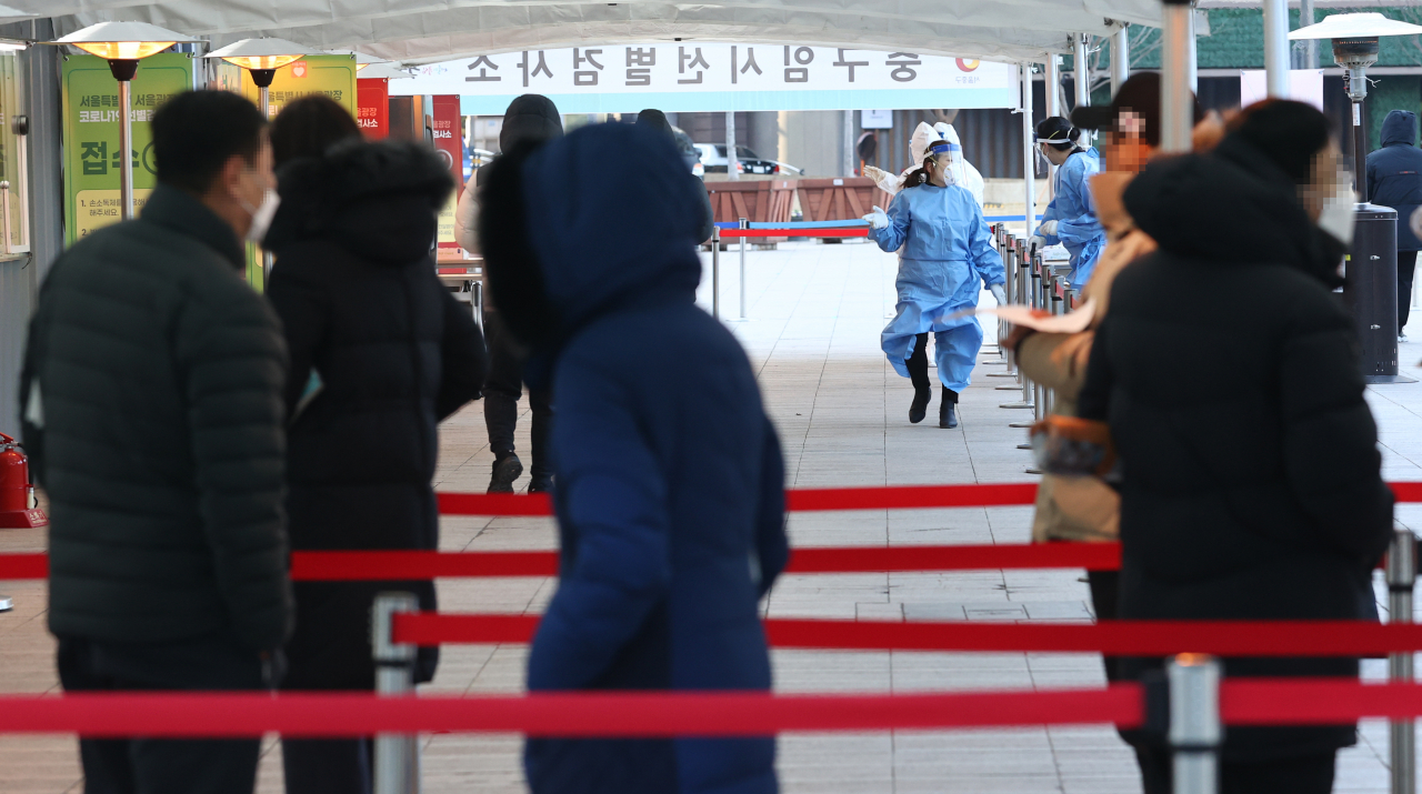 휴일인 19일 오전 서울 중구 시청 앞 서울광장에 마련된 임시 선별진료소에서 시민들이 검사를 받기 위해 줄을 서 있다. 이날 국내 신종 코로나바이러스 감염증 신규 확진자 1,053명이 발생했다. [연합]