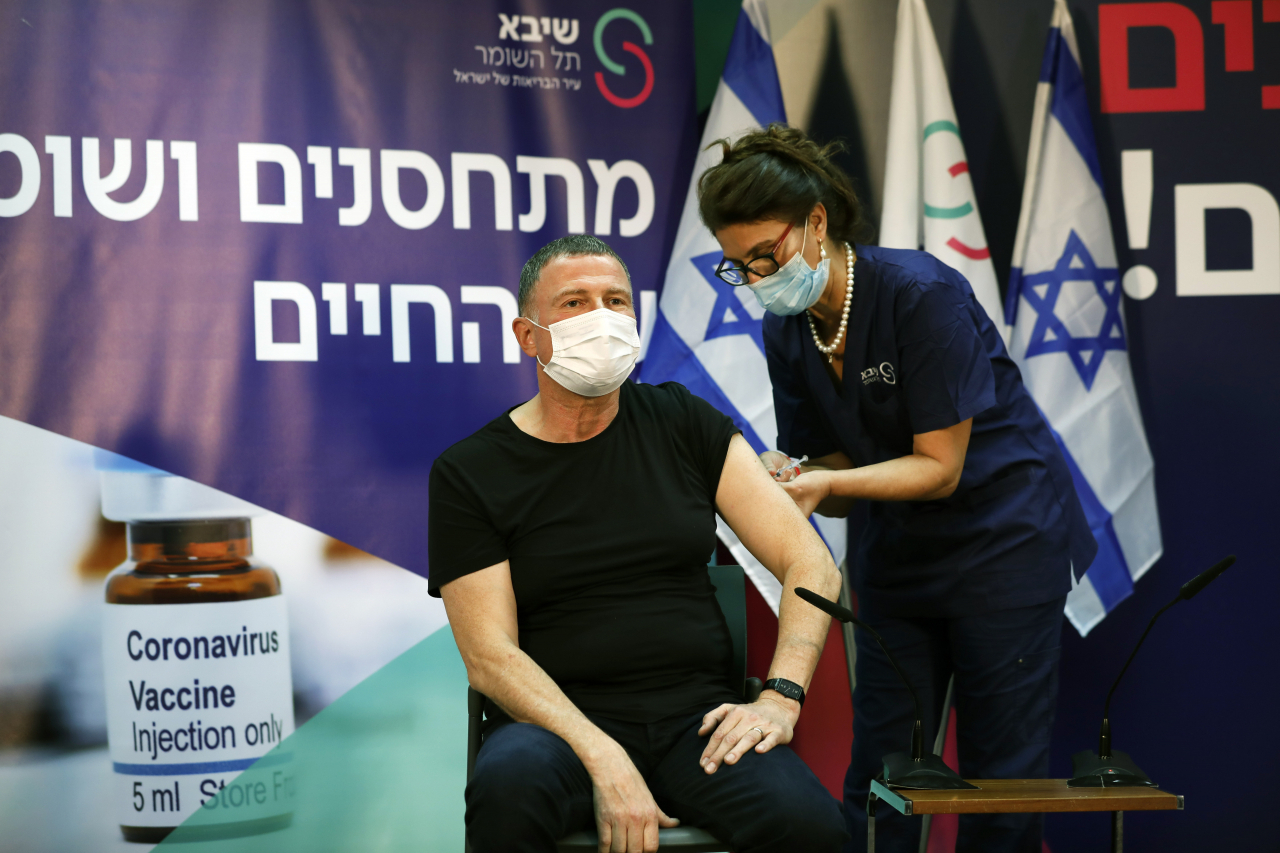 율리 에델스타인 이스라엘 보건부 장관이 지난 19일(현지시간) 텔 아비브 소재 쉬바 메디컬 센터에서 코로나19 백신을 접종하고 있다.[AP]