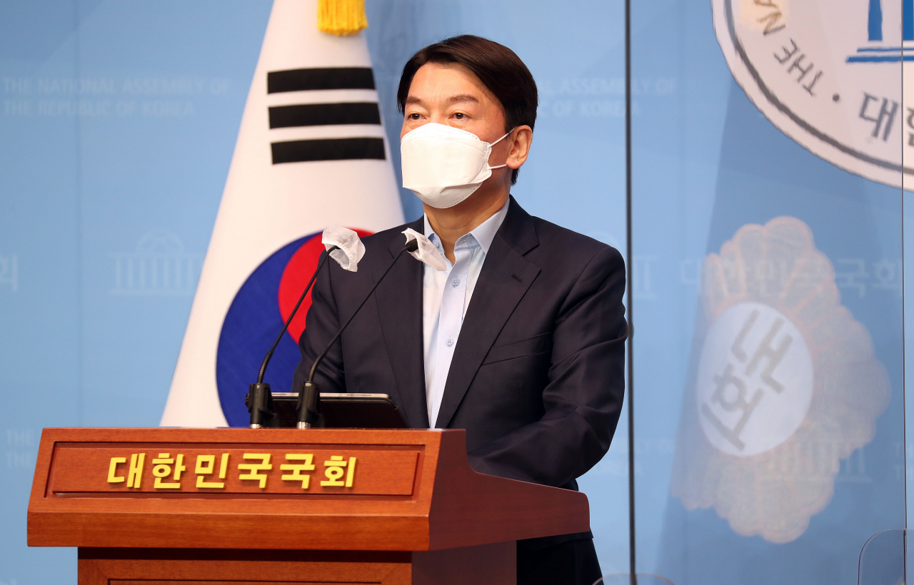 안철수 국민의당 대표가 20일 오전 서울 여의도 국회 소통관에서 기자회견을 갖고 서울시장 보궐선거 출마를 선언하고 있다. [연합]
