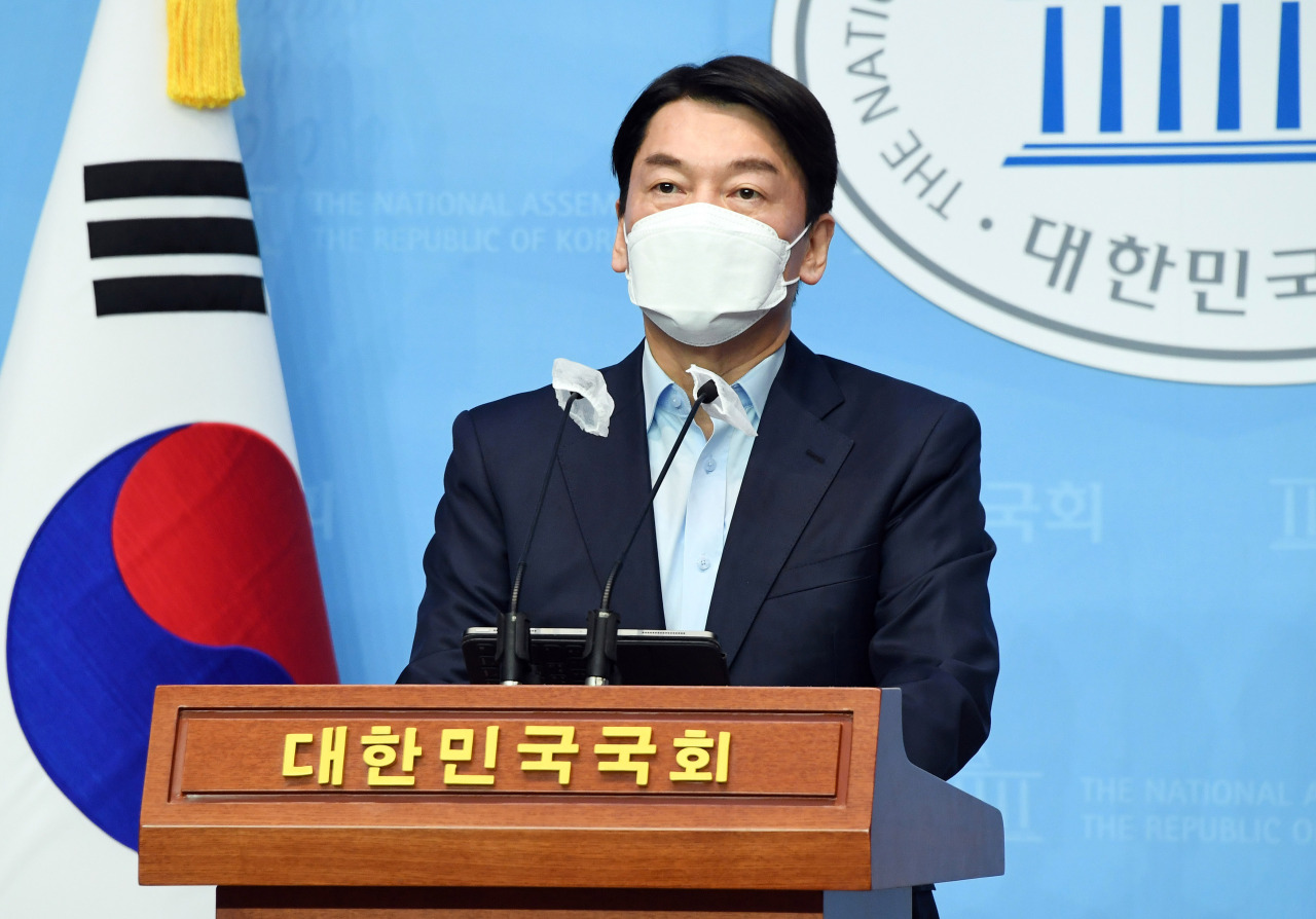 Ahn Cheol-soo, leader of the minor opposition People’s Party, announces his bid for Seoul mayor at the National Assembly on Sunday. (Yonhap)