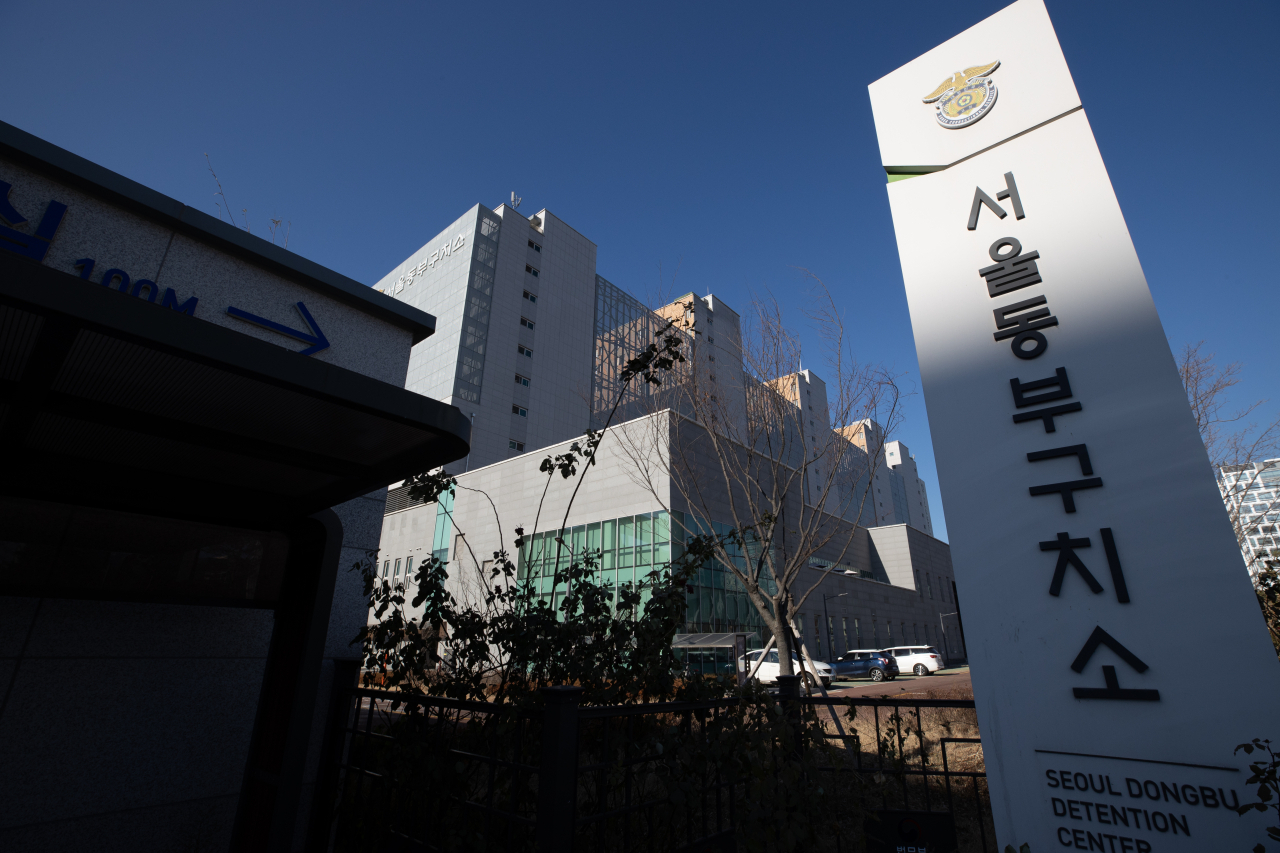 19일 법무부에 따르면 서울 동부구치소는 전날 2천400여 명의 수용자 전원을 대상으로 코로나19 검사를 진행했다. 그 결과 수용자 184명과 직원 1명 등 총 185명이 확진 판정을 받았다. 사진은 20일 오전 동부구치소의 모습. [연합]