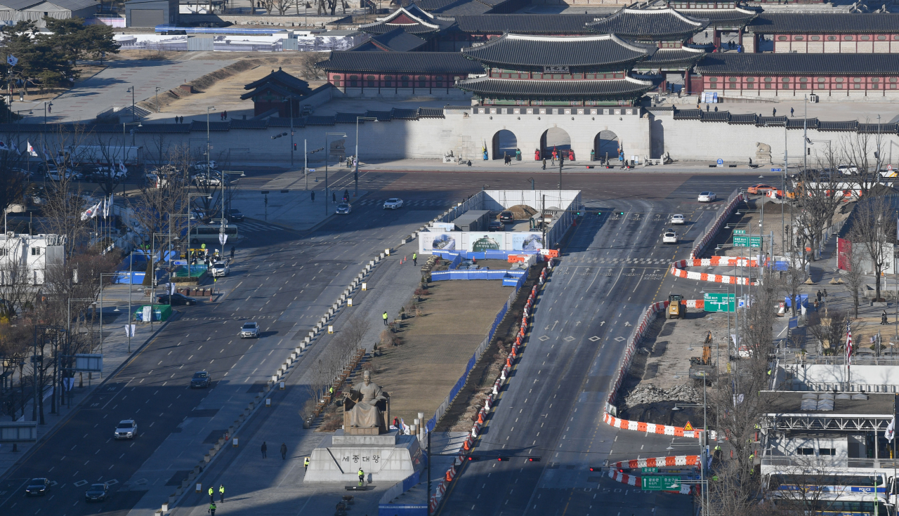Seoul's central Gwanghwamun square appears relatively empty on a Sunday afternoon. (Yonhap)